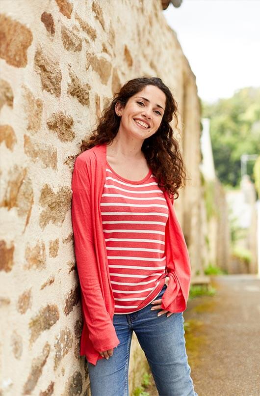 Un beau look casual de printemps avec le gilet Sterne et la marinière Mouette, à porter tout simplement avec un jean.